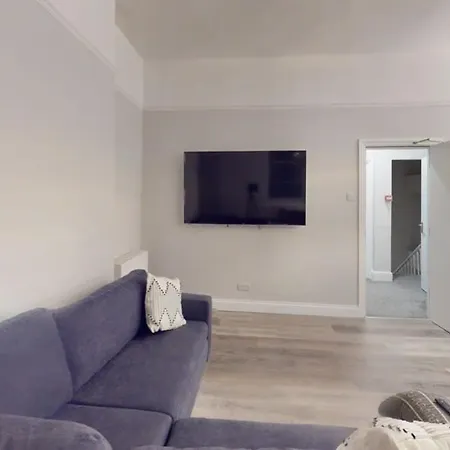 Queens Road Five Bedroom Flat *