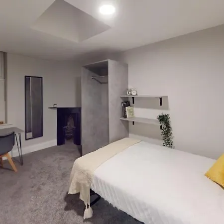 Queens Road Five Bedroom Flat *