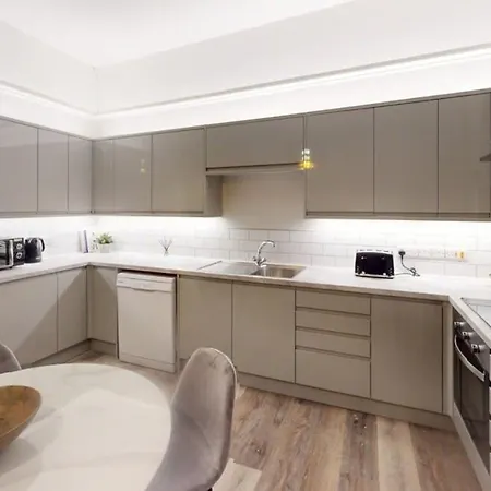 Queens Road Five Bedroom Flat Appartement